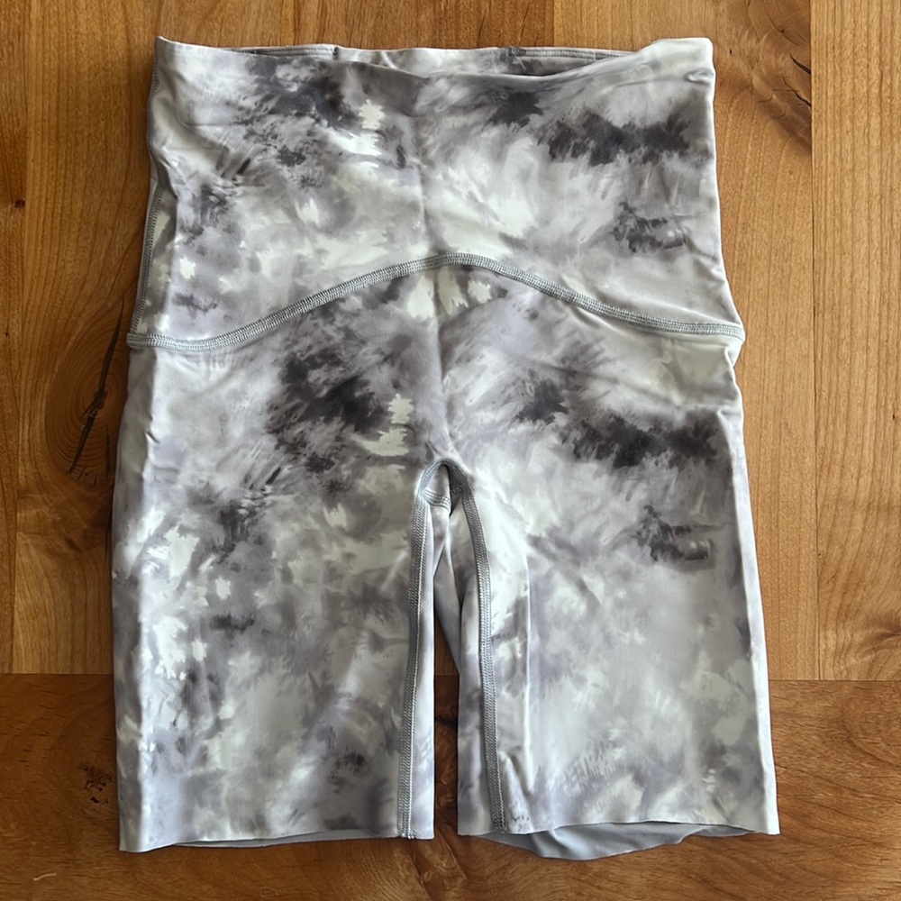 Spanx booty boost tie-dye gray white biker shorts
